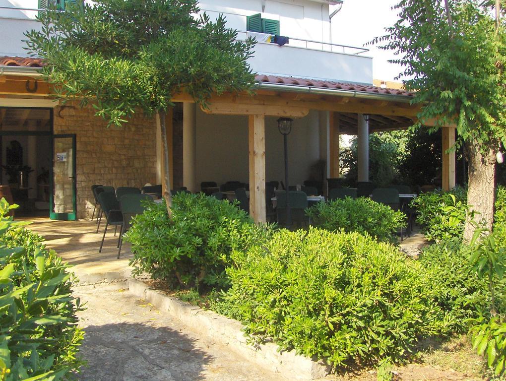 Kleine Hexe B&B Pension Pirovac Exterior foto
