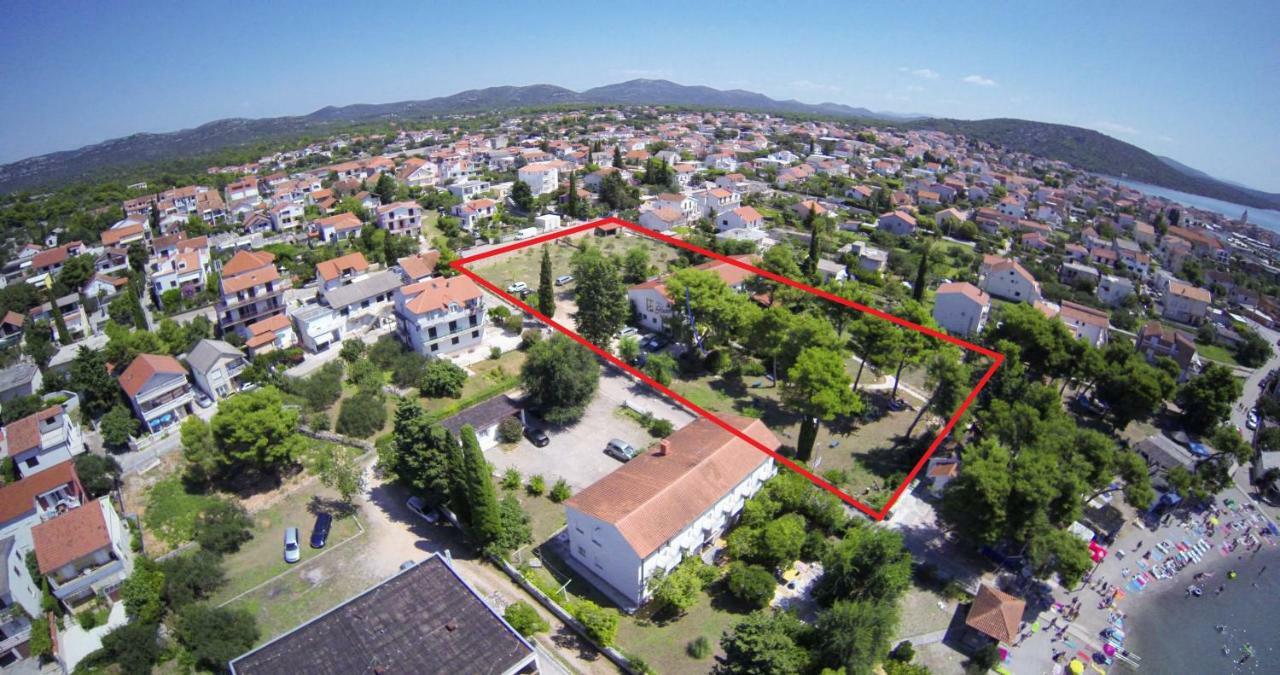 Kleine Hexe B&B Pension Pirovac Exterior foto